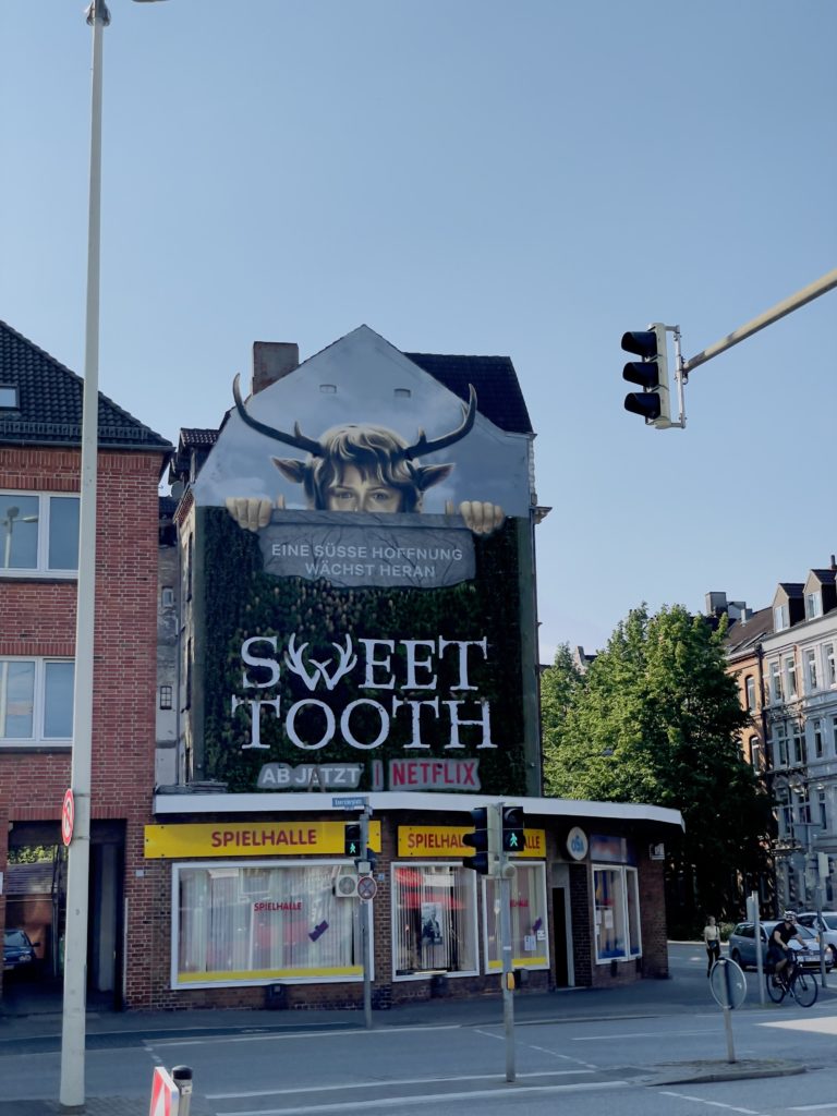 Riesiges Plakat zur Netflix-Serie „Sweet Tooth“